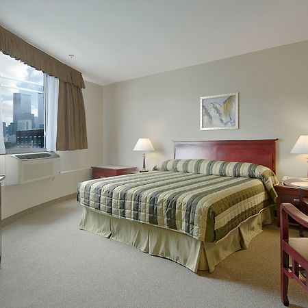 Super 8 By Wyndham Downtown Toronto Hotell Exteriör bild