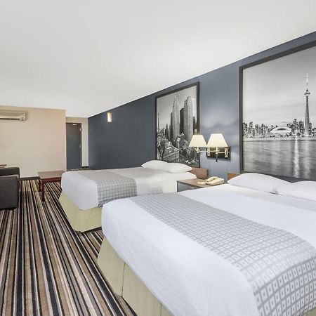 Super 8 By Wyndham Downtown Toronto Hotell Exteriör bild