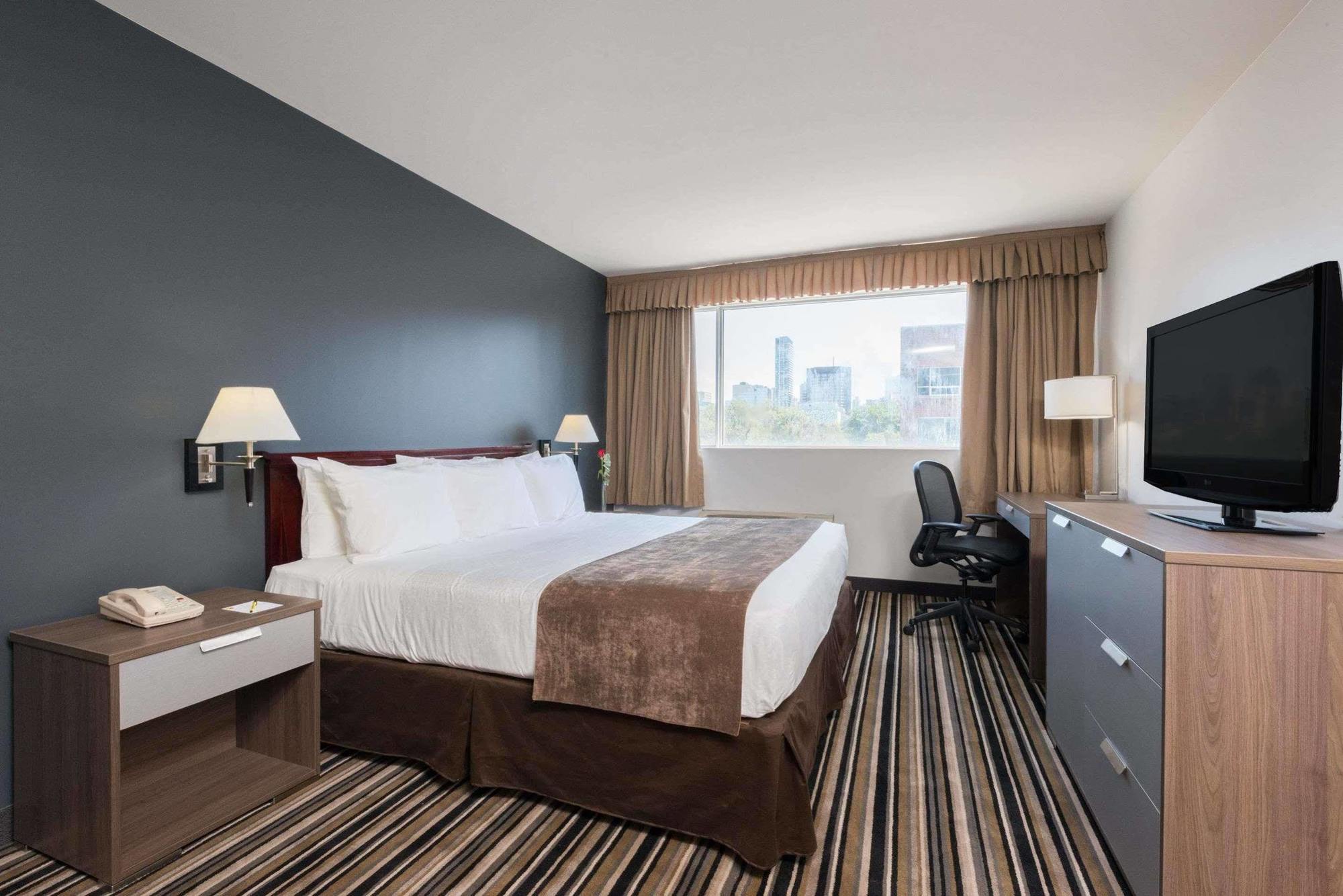 Super 8 By Wyndham Downtown Toronto Hotell Exteriör bild