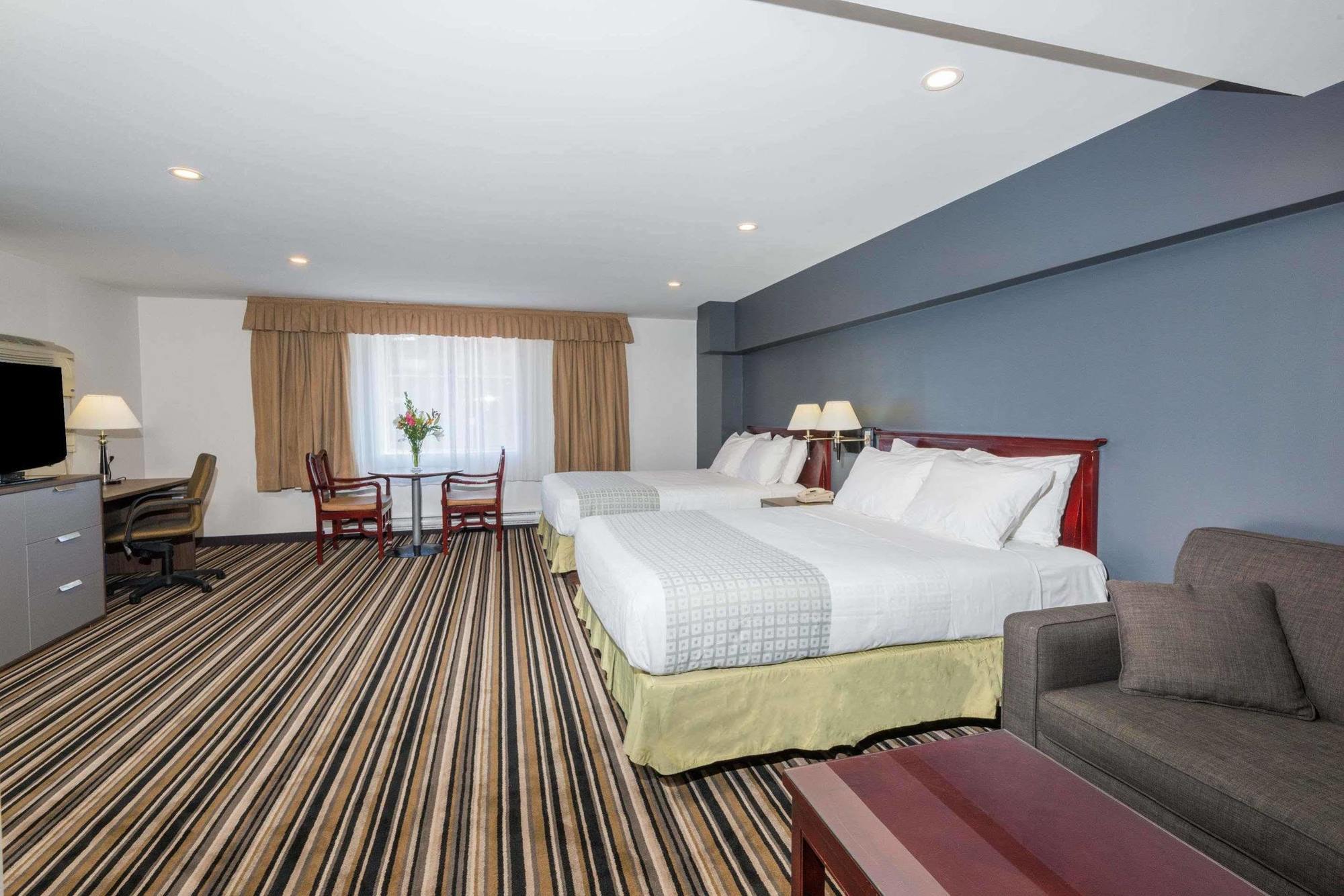 Super 8 By Wyndham Downtown Toronto Hotell Exteriör bild