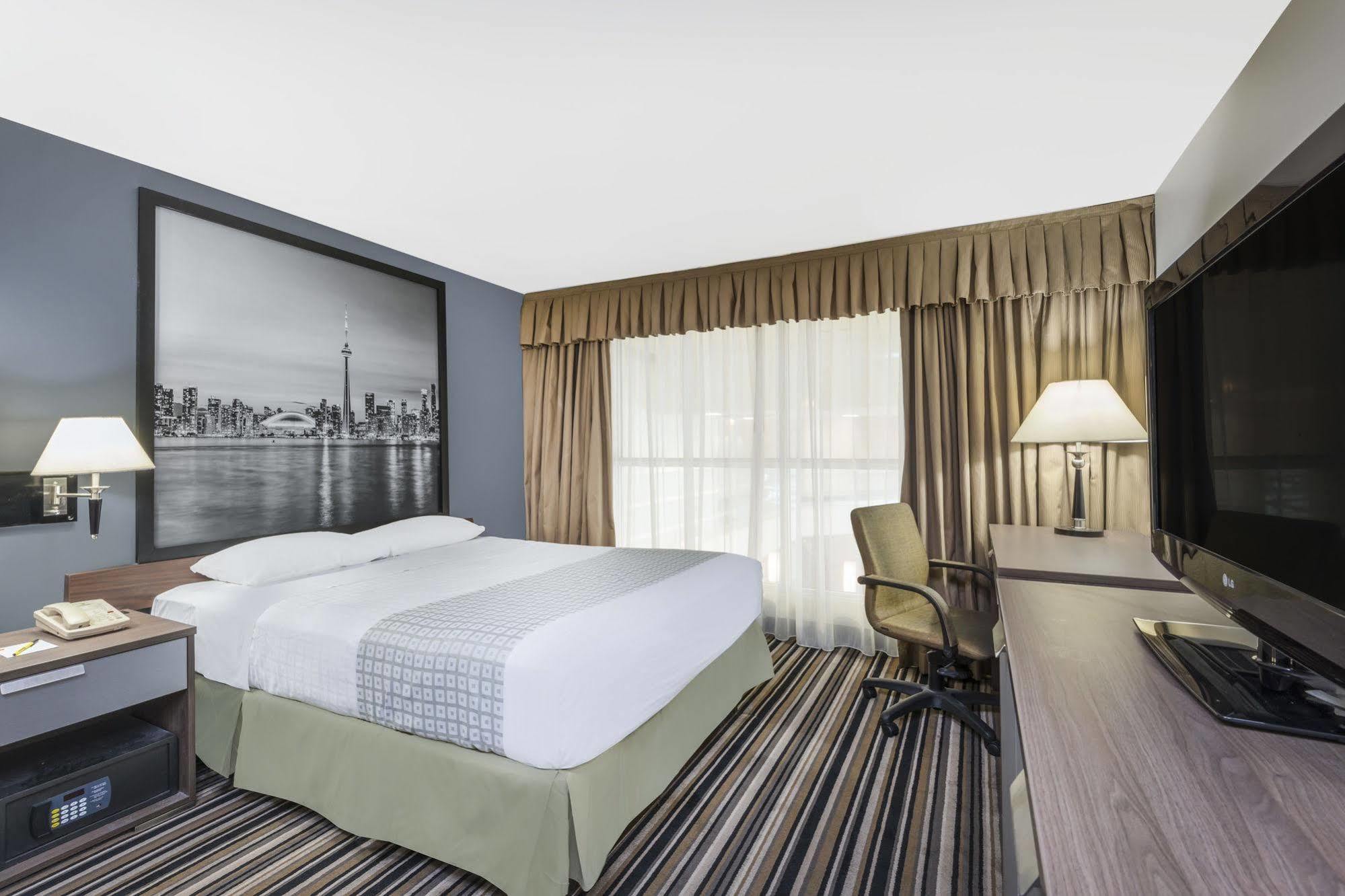 Super 8 By Wyndham Downtown Toronto Hotell Exteriör bild