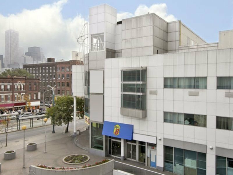 Super 8 By Wyndham Downtown Toronto Hotell Exteriör bild